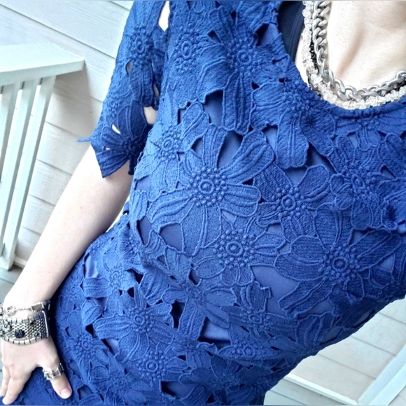 miami by Francesca's Navy Blue Floral Lace Overlay Above-the-knee Sheath Dress - Picture 5 of 16